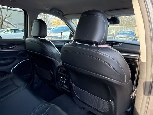 Certified 2022 Jeep Grand Cherokee Limited w/ Luxury Tech Group II image 24