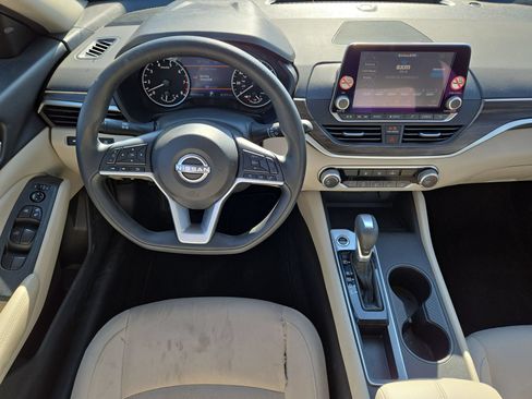 Used 2025 Nissan Altima 2.5 SV FWD image 14