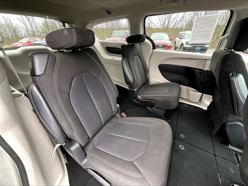 Used 2023 Chrysler Voyager LX image 15