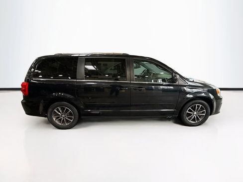 Used 2017 Dodge Grand Caravan SXT image 5