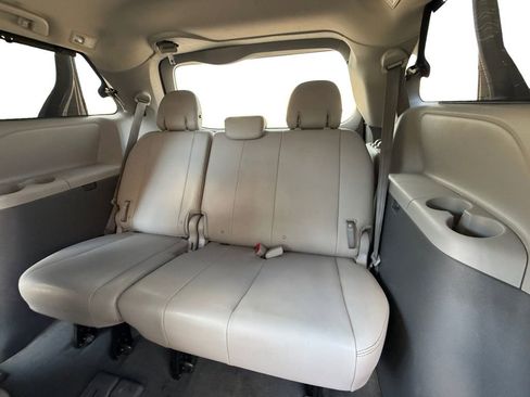 Used 2019 Toyota Sienna XLE FWD image 21