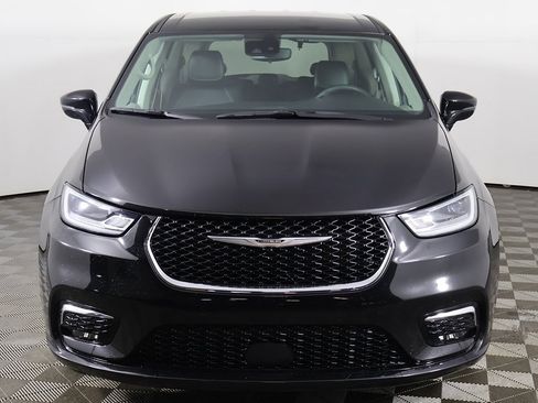 Used 2024 Chrysler Pacifica Touring-L image 11