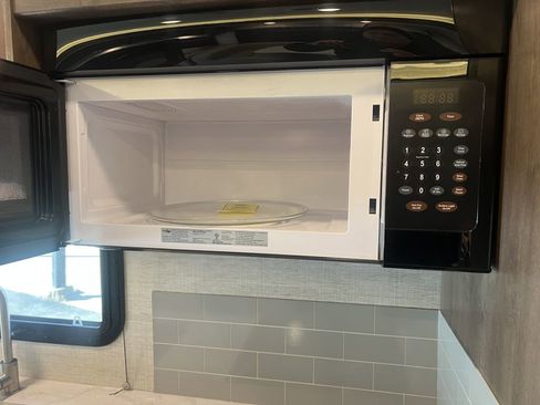 Used 2022 Ford E-450 and Econoline 450 Super Duty w/ Motorhome Prep Package image 59