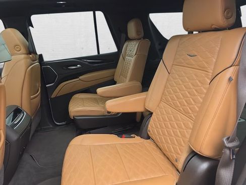 Used 2021 Cadillac Escalade Premium Luxury w/ LPO, Illumination Package AWD/4WD image 16