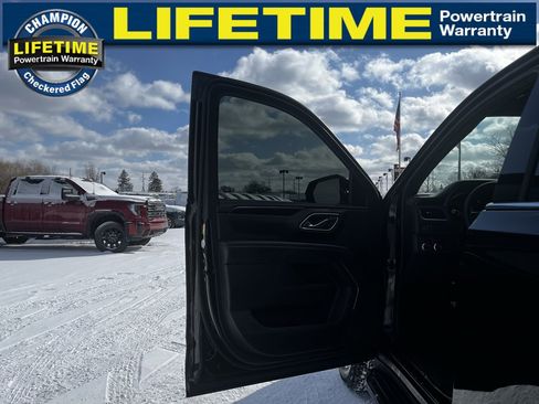 Used 2023 GMC Yukon SLE w/ Gmc Pro Safety Plus Package image 17