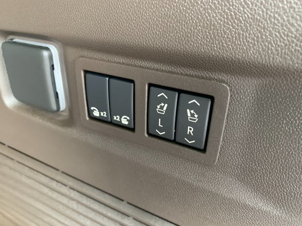 Used 2025 GMC Yukon Elevation w/ Technology Package AWD/4WD image 26