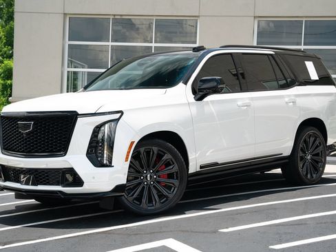 Used 2025 Cadillac Escalade V AWD/4WD image 2