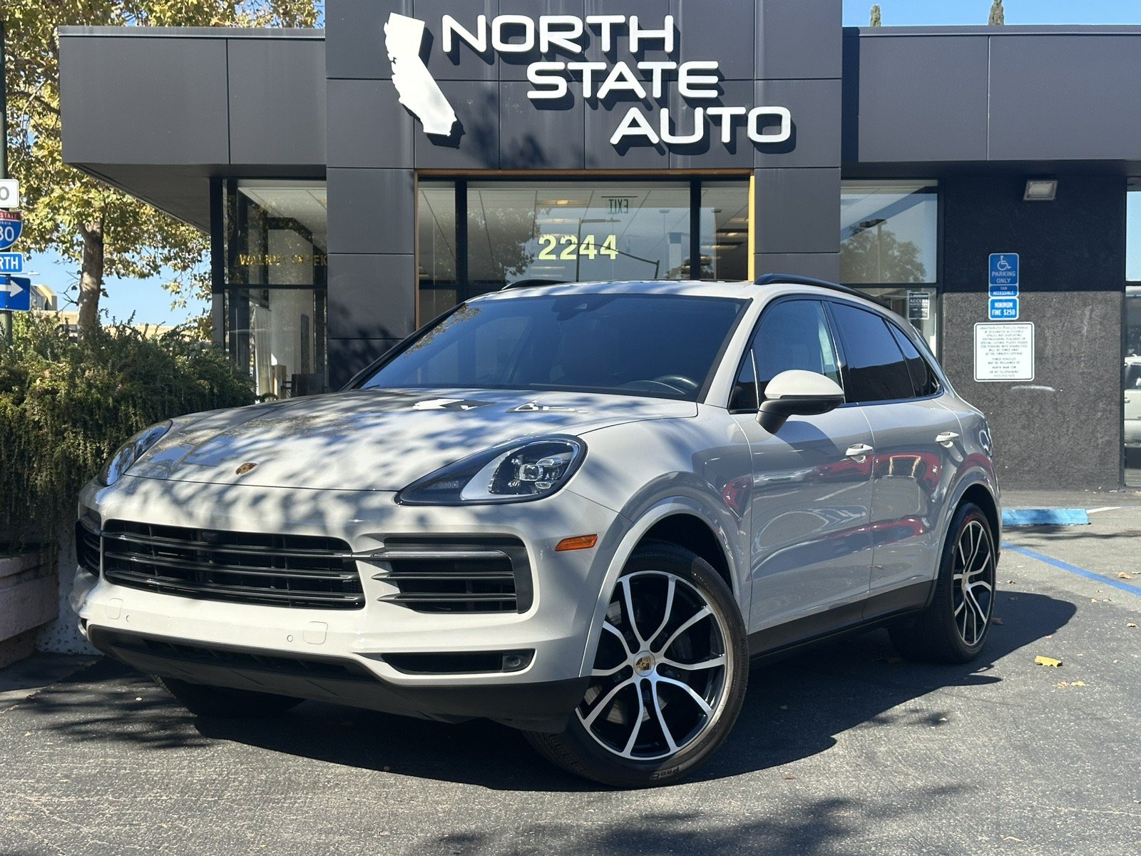 Used 2023 Porsche Cayenne w/ Premium Package AWD/4WD image 2