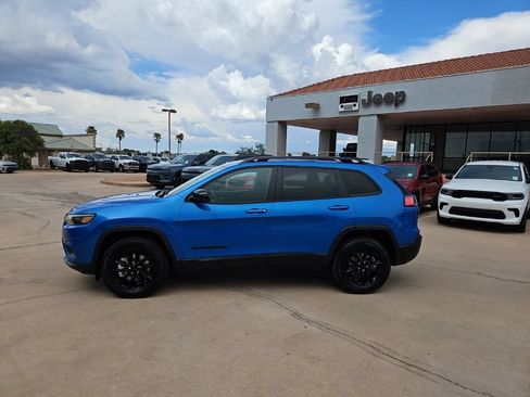 Used 2023 Jeep Cherokee Altitude Lux AWD/4WD image 2