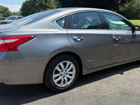 Used 2016 Nissan Altima 2.5 S w/ Power Driver Seat Package FWD image 10