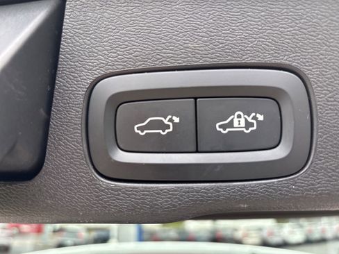 Certified 2023 Volvo XC60 B5 Plus AWD/4WD image 38