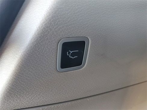 Used 2024 Chrysler Pacifica Limited w/ Uconnect Theater Family Group image 35