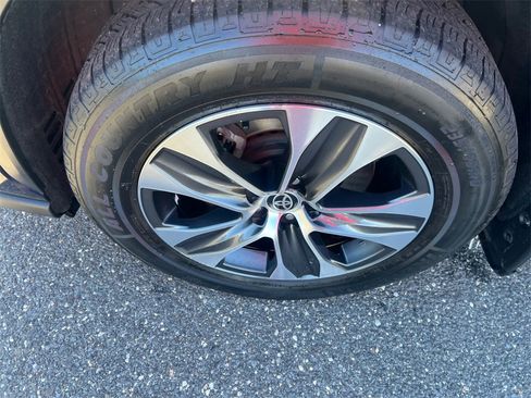 Used 2022 Toyota Highlander XLE image 16