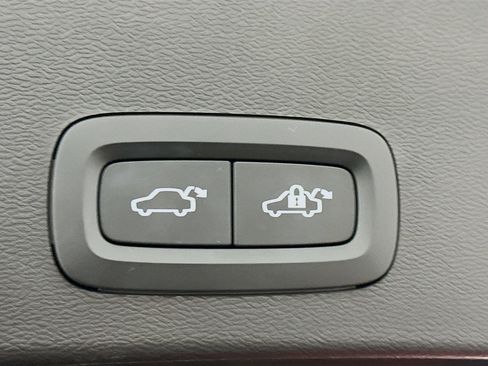 Used 2022 Volvo XC40 P8 Recharge Plus image 32