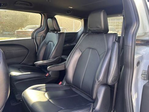 Used 2024 Chrysler Pacifica Select image 21