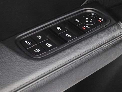 Used 2022 Porsche Cayenne Platinum Edition image 9