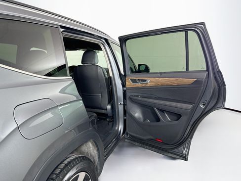 Used 2025 Volkswagen Atlas SE FWD image 31