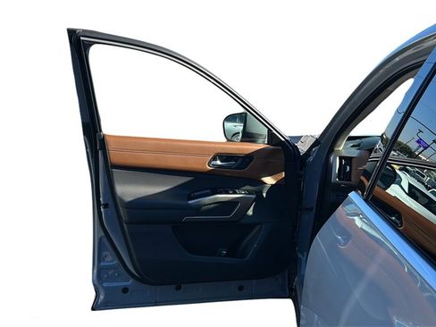 Used 2025 Nissan Pathfinder Platinum image 35