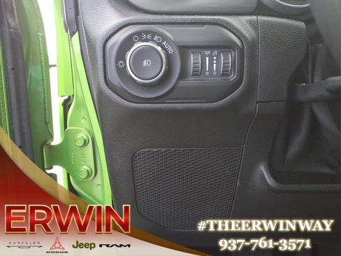 Used 2018 Jeep Wrangler Unlimited Sahara AWD/4WD image 15