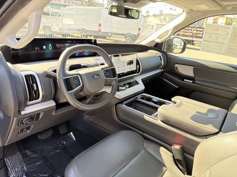 Certified 2025 Ford Expedition Active image 19