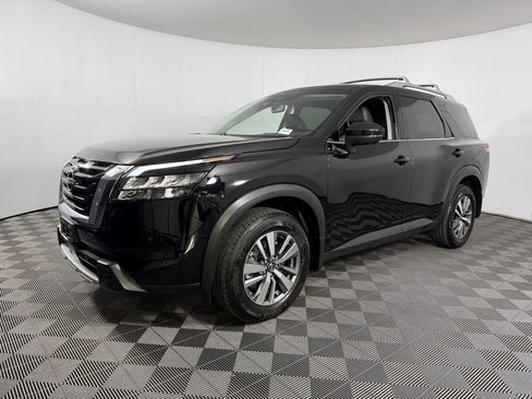 Used 2025 Nissan Pathfinder SL image 3