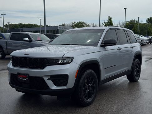 Used 2025 Jeep Grand Cherokee Altitude AWD/4WD image 2
