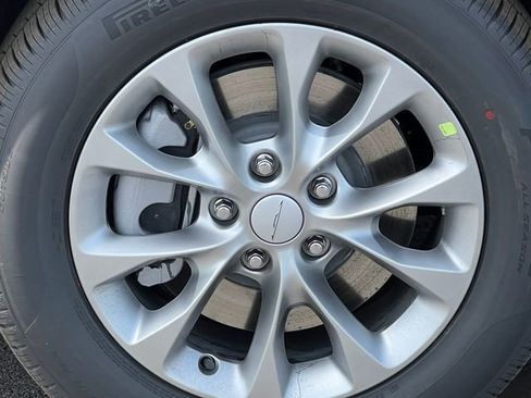 New 2027 Chrysler Pacifica Select w/ Family Tech Group AWD/4WD image 8