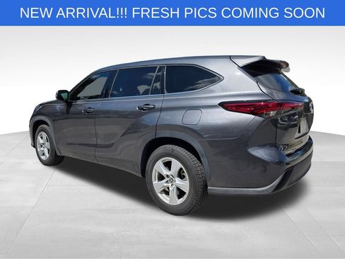 Used 2022 Toyota Highlander LE FWD image 5