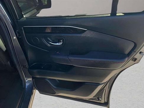 Used 2025 Honda Pilot Black Edition image 29
