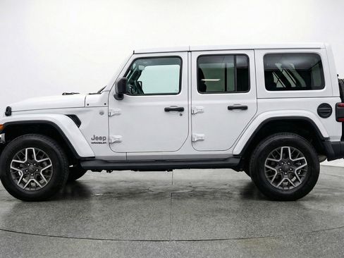 Used 2025 Jeep Wrangler Sahara image 5