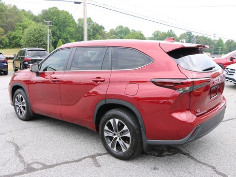 Used 2024 Toyota Highlander XLE AWD/4WD image 3