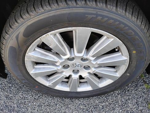 Used 2017 Toyota Sienna XLE AWD/4WD image 25