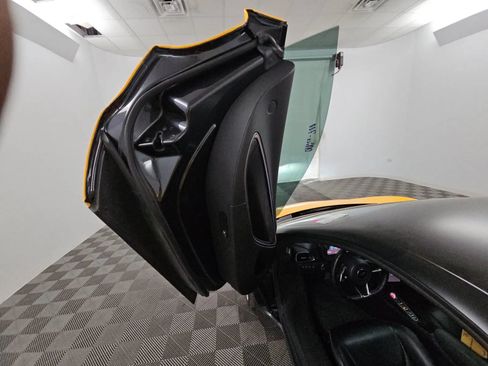 Used 2023 McLaren Artura RWD image 11