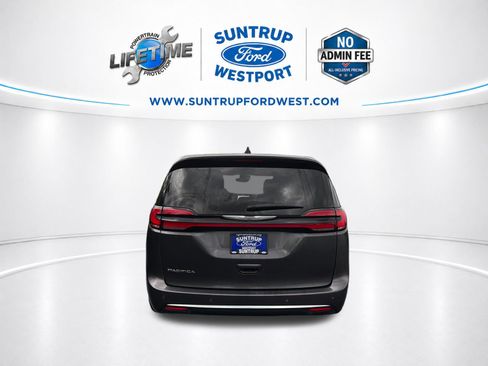Used 2023 Chrysler Pacifica Touring-L FWD image 4