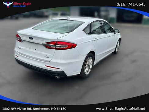 Used 2019 Ford Fusion SE FWD image 4