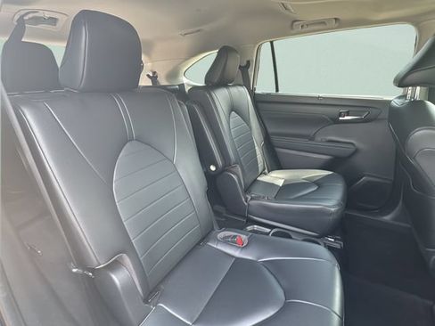 Used 2023 Toyota Highlander XLE FWD image 18