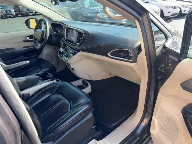 Used 2023 Chrysler Pacifica Touring-L FWD image 18