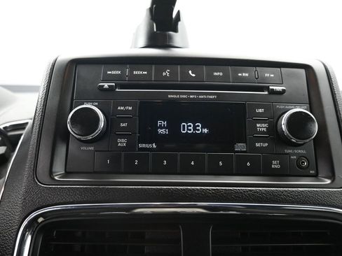 Used 2016 Dodge Grand Caravan SE image 14