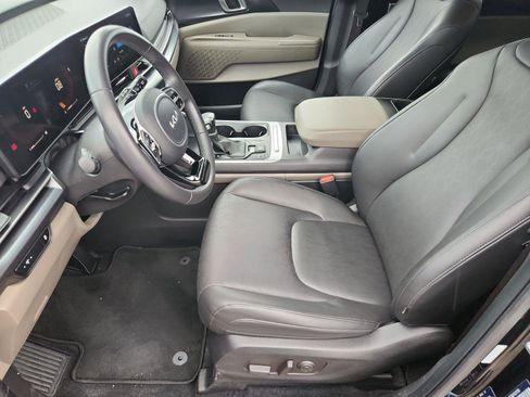 Used 2025 Kia Carnival FWD image 10