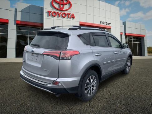 Used 2018 Toyota RAV4 LE AWD/4WD image 3