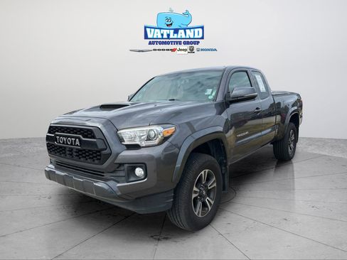 Used 2017 Toyota Tacoma TRD Sport image 34