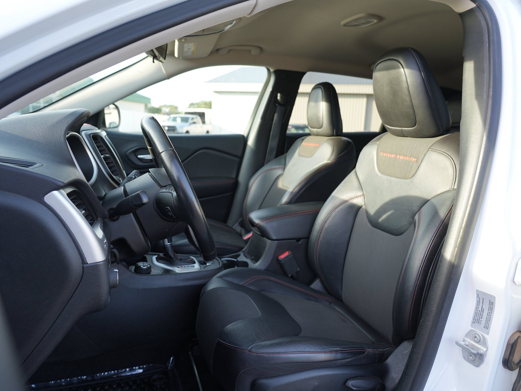 Used 2017 Jeep Cherokee Trailhawk AWD/4WD image 12