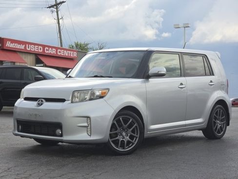Used 2014 Scion xB image 2