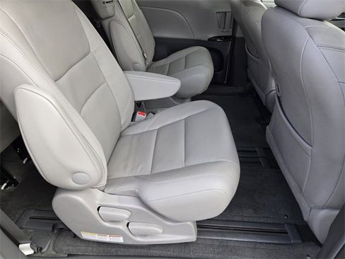 Used 2015 Toyota Sienna XLE Premium image 22
