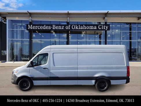 Used 2025 Mercedes-Benz Sprinter 2500 image 3