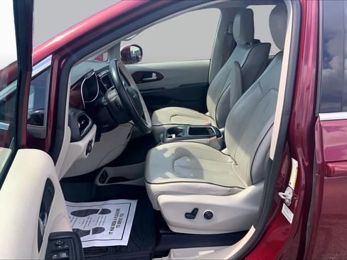 Used 2017 Chrysler Pacifica Limited w/ UConnect Theater Package FWD image 8