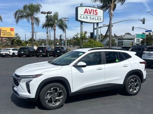 Used 2025 Chevrolet Trax LT w/ LT Convenience Package FWD image 3