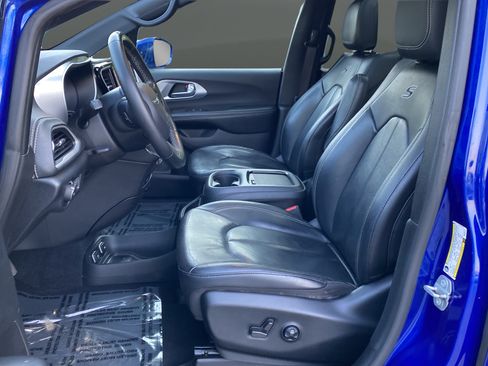 Used 2021 Chrysler Pacifica Touring-L w/ Uconnect Theater Family Group AWD/4WD image 9
