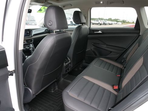 Used 2022 Volkswagen Taos SEL image 15