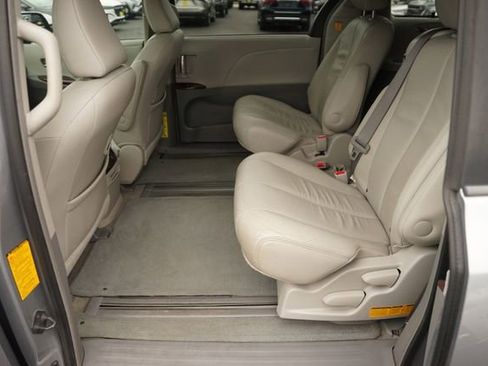 Used 2013 Toyota Sienna XLE w/ Entertainment Pkg FWD image 12